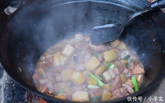 大山深处，独居老人的“硬菜”一月吃一次，邻居孩子闻味儿来蹭吃