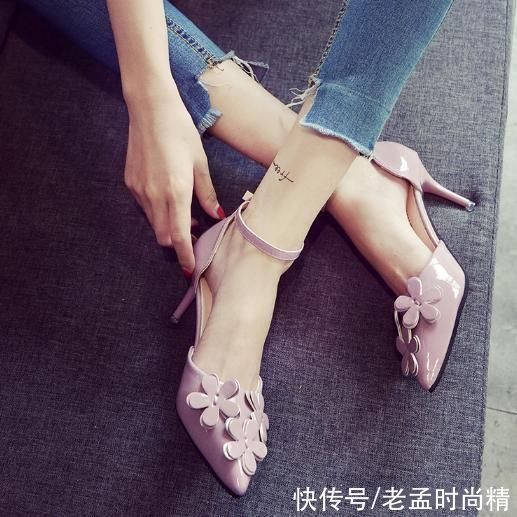 尖头 鞋子还是尖头高跟鞋穿起更有女王气质,完美的修饰脚形显脚白