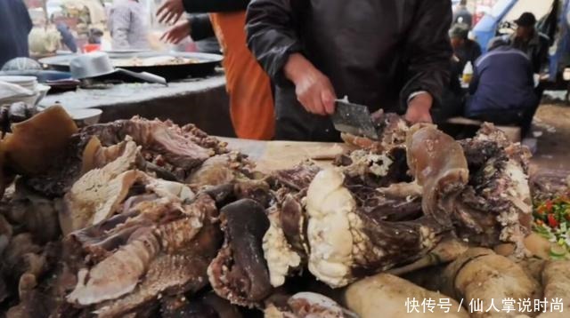 山东莒南大集上的小摊子,一口大锅当场煮牛杂,一家五口人忙不停