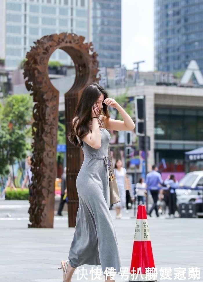 少妇一袭长裙,眼神犀利,尽显干练利落