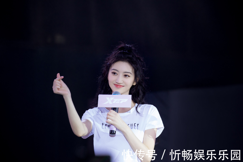 t恤|奔三奔四女性留什么样发型好看,明白几点发型知识就够,年轻貌美