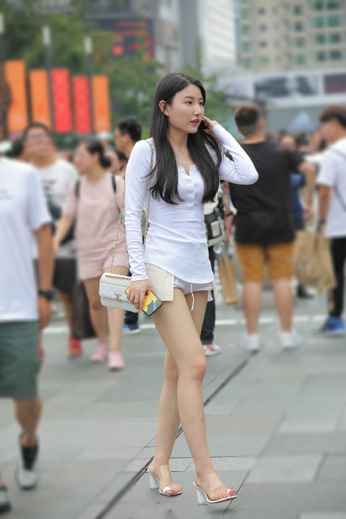 街拍简约减龄又靓丽,短裤穿搭让你的气质更具青春风采