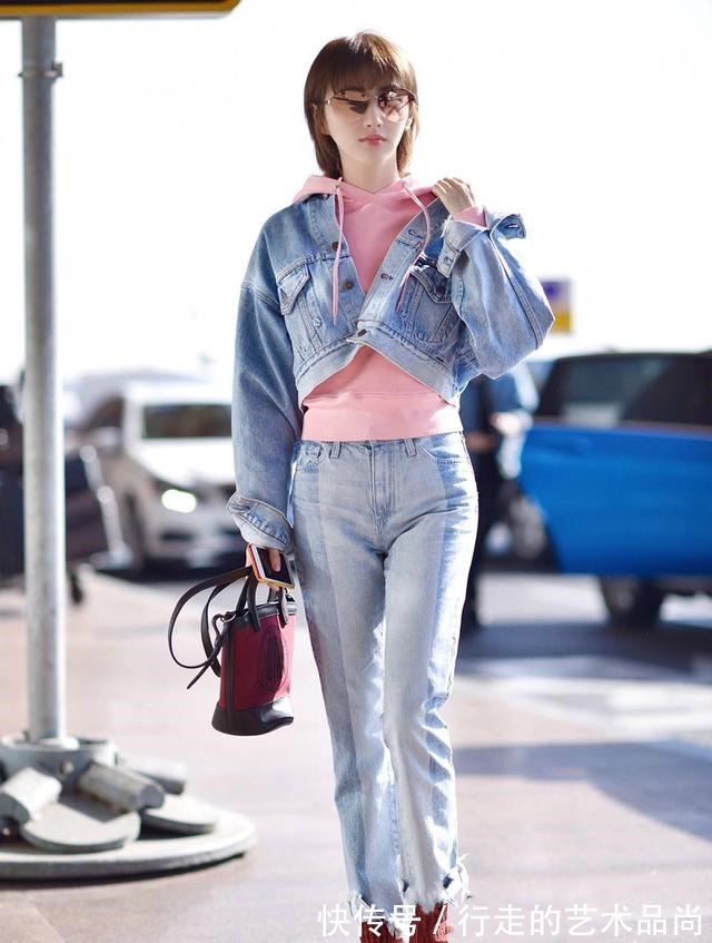 张天爱|针织衫已经过时了，现在流行穿这种“初恋衣”，温柔减龄又百搭！