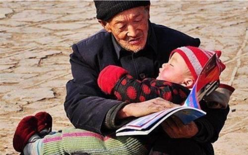 孩子|奶奶给孙子冲奶粉,妈妈却从监控中发现恶心一幕:奶瓶被舔了又舔