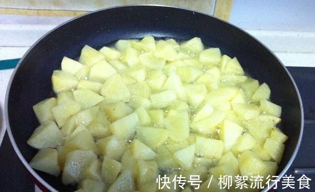 土豆|别再蒸着吃了，没有灵魂的鲍鱼炖土豆绝了！