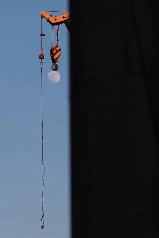 白云飞@一个铁钩,一轮月亮,24首诗词明月楼高影半分。倚帘清坐一灯昏