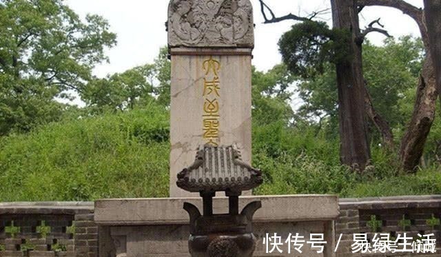 文武百官&康熙拜孔子不愿下跪, 大臣遮住墓碑上一个字后, 他立即跪下!