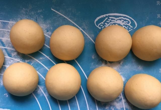 红豆和玉米面是绝配,一个做皮一个做馅,包好入锅一蒸,特香