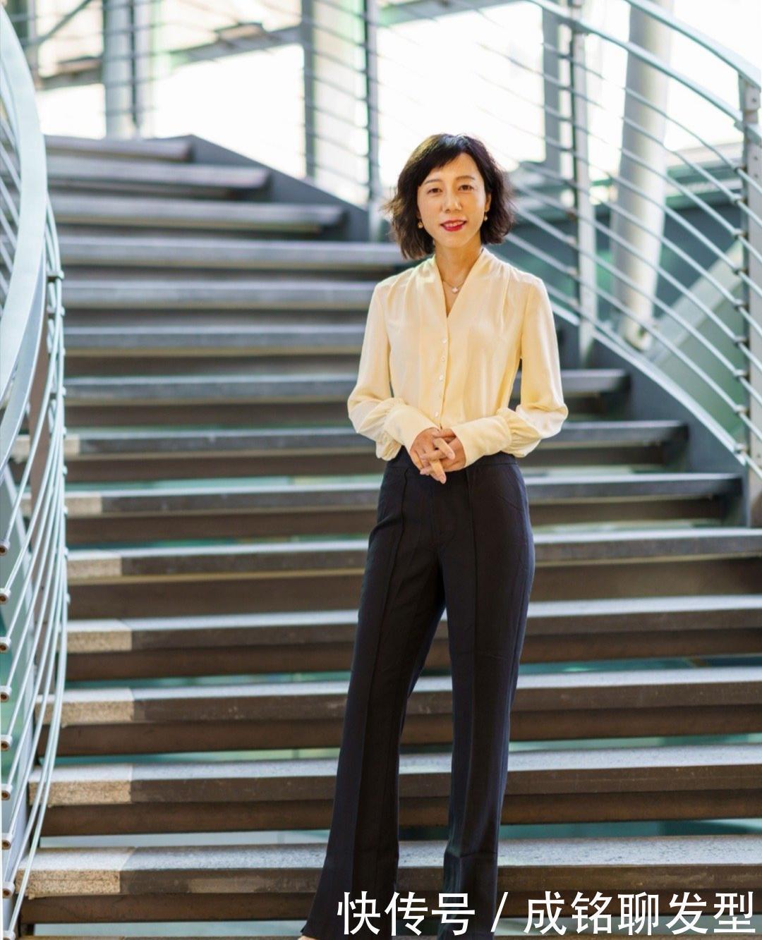 穿搭|五六十岁的女人别再烫小卷,土气又显老,自然的纹理烫时尚又减龄