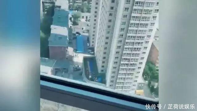 老两口|孙女上幼儿园后,爷爷每天坐在阳台上,没想到被妈妈发现了小秘密