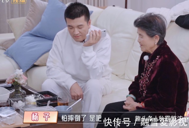 婆婆|黄圣依给婆婆洗澡,陈松伶跪地为婆婆穿鞋,孝顺背后是老公的差距