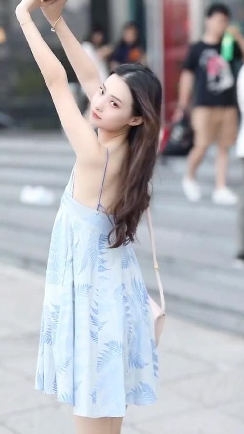 小姐姐一袭蓝色仙女裙，气质清纯如初恋，肤白貌美超吸睛