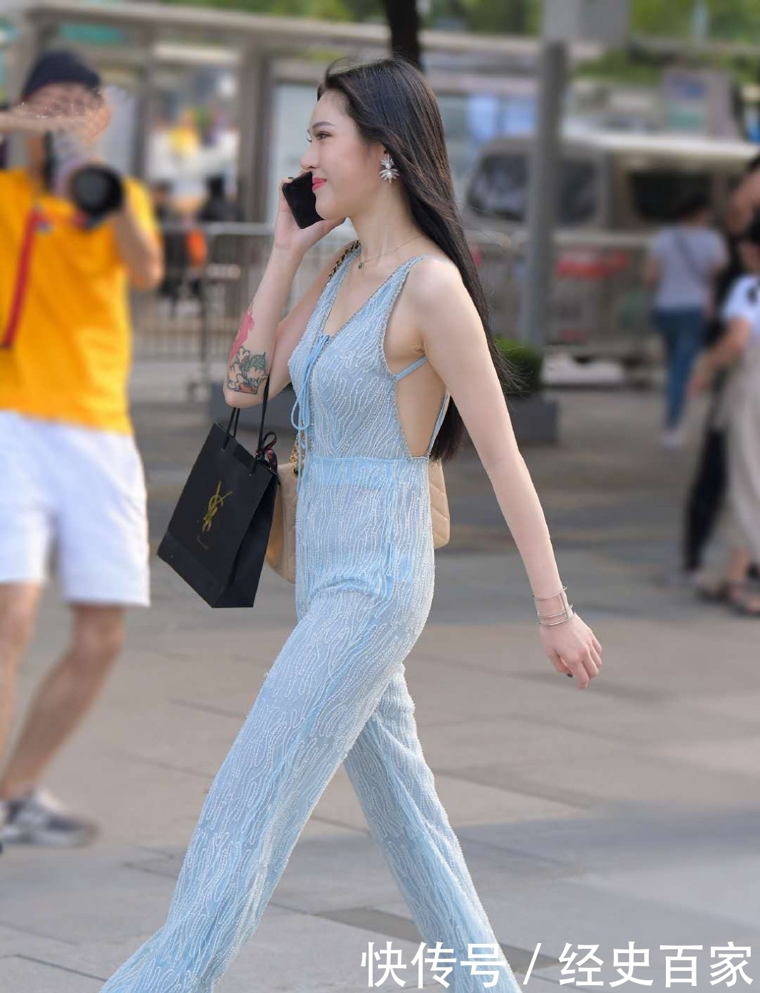 街拍：高贵冷艳的小姐姐，身穿蓝色薄纱连体裤，展现女性的轻盈感