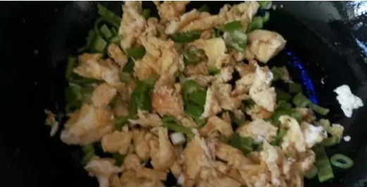 用1个青椒2个鸡蛋,做了一碗酱,全桌的人抢着吃