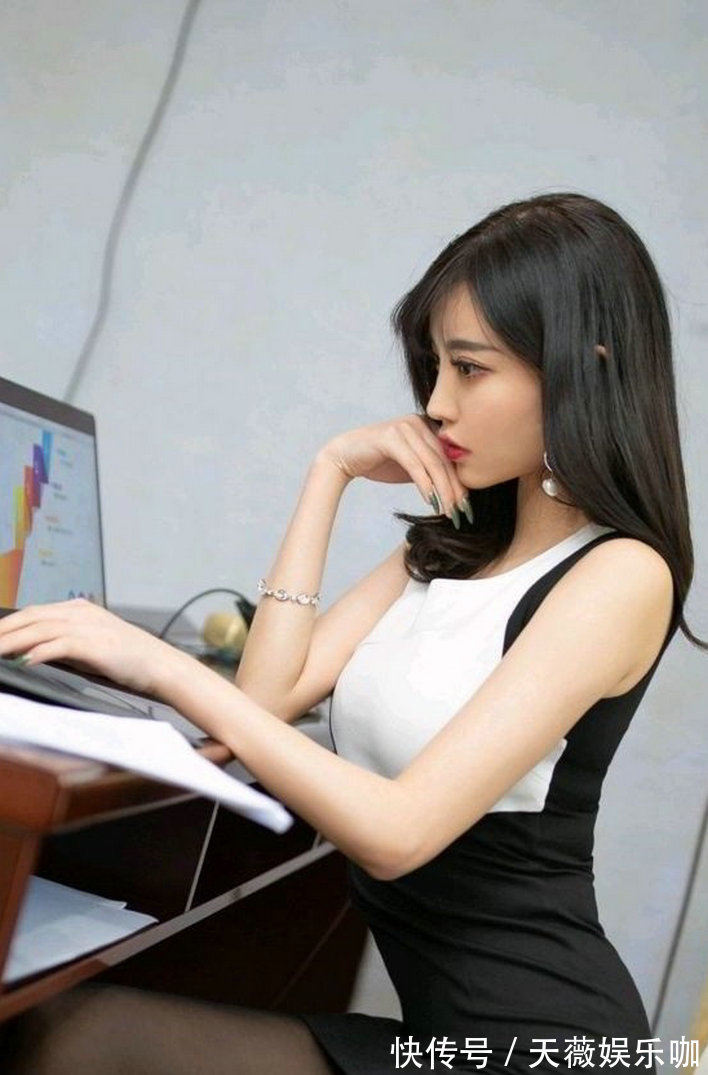 时尚 个性的女生,单吊带衫配灰色牛仔裤,穿搭的时尚又抢镜