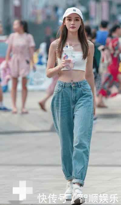 美女 白色抹胸装搭配经典牛仔裤,时髦优雅,时尚感满满