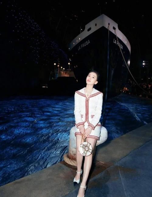 ?最近火了一种穿法叫：“小香风外套+裙子”，时髦高级还显瘦