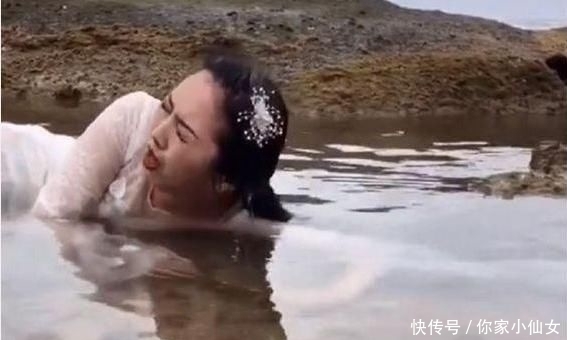 爬在水里,都快被熏哭了,姑娘为了拍照也是拼了