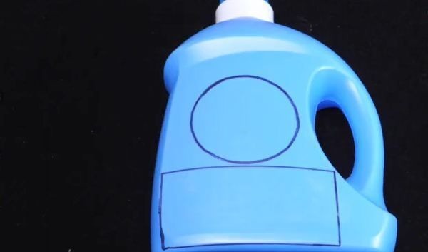 洗衣液瓶子不要扔，简单切几刀，放在床上，全家人都抢着用！