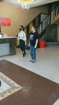 |搞笑GIF:土豪的新娘就是霸气,人家卖的是黄金萌啊