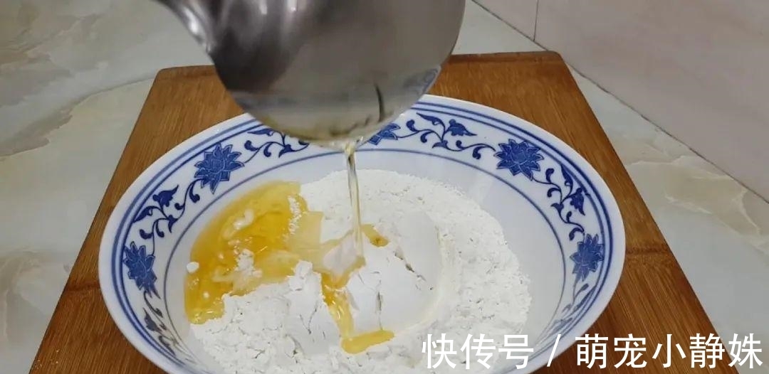 面粉又出新吃法,揉一揉锅里一扔,松软又香甜,比麻团面包都好吃