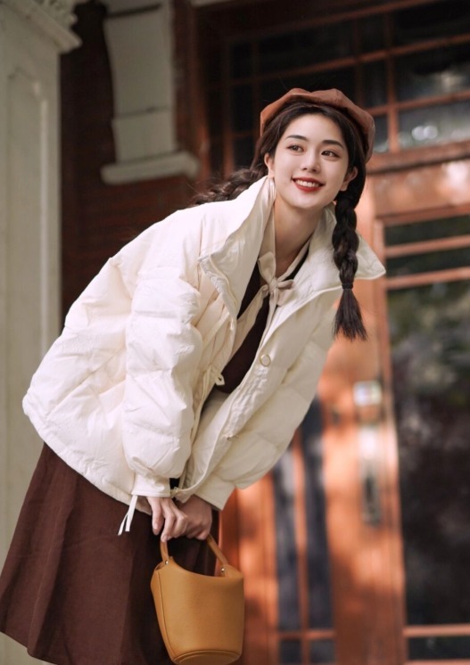 小姐姐 秋冬要给穿搭做减法,建议用“羽绒服+半身裙”,温柔显瘦更好看