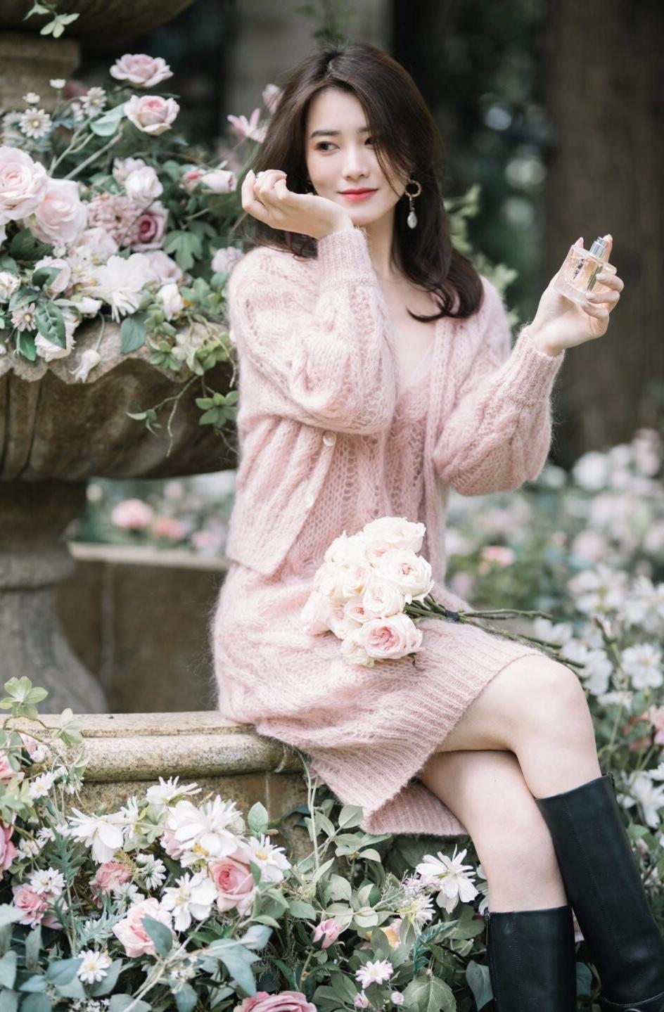 大长腿 冬天就适合穿“粉色毛衣”,保暖温柔又有格调,清新减龄又显气质