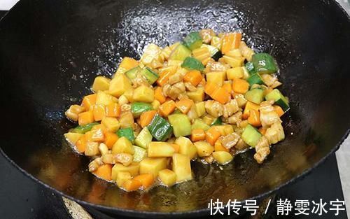 土豆不要炒土豆丝了,教你一道传统老菜炒三丁,做法简单好吃下饭