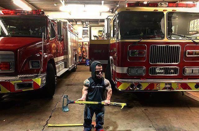 消防员|世界上最矮消防员，杠铃卧推220斤，他的肌肉不输正常人