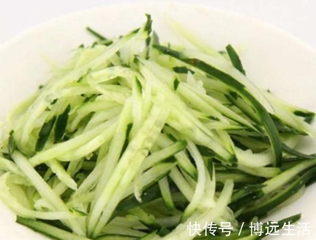 做凉面时,出锅过凉水是不对的,分享小吃店的做法,劲道更入味