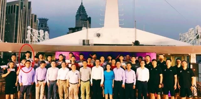 转会|王哲林现身上海男篮最新大合影 CBA今夏最重磅转会虽未官宣却已板上钉钉!