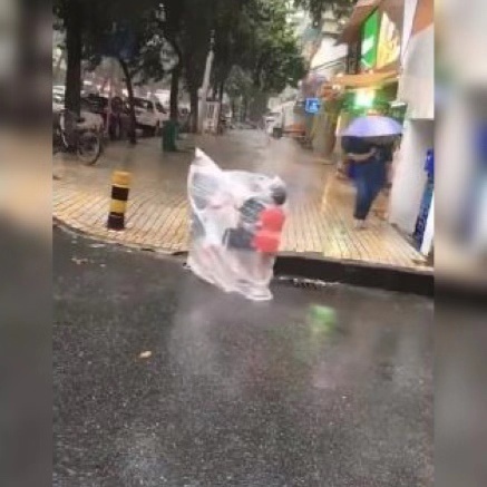躲雨|“超机灵小朋友”想出的躲雨技能走火,网友:这办法真是没话说