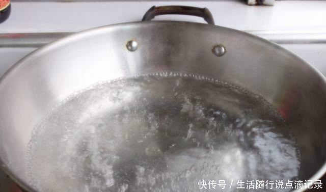 荷包蛋|水煮荷包蛋,水开后下锅是错的,多做两步,荷包蛋又圆又鼓不散花