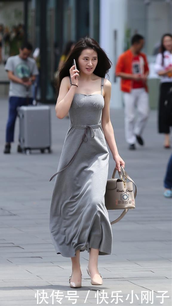 长发飘飘,连衣裙高雅大方,迎风摆动,仙女穿衣搭配,初恋的感觉