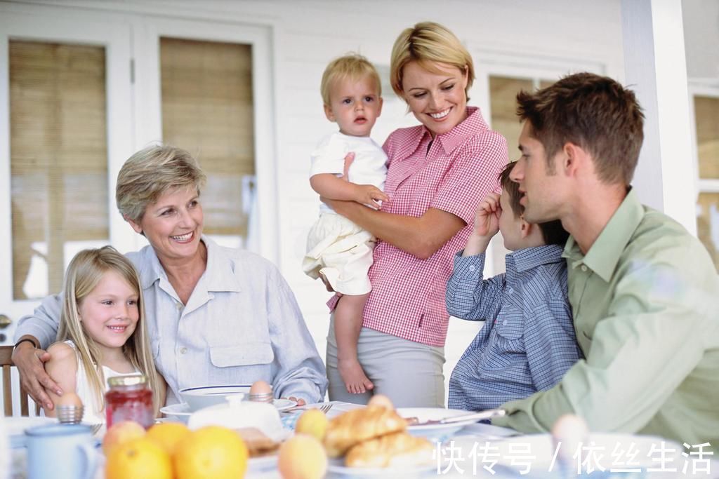 辅食|孩子一岁以后就能吃大人饭?营养师:三岁前娃吃大人饭有“毒”