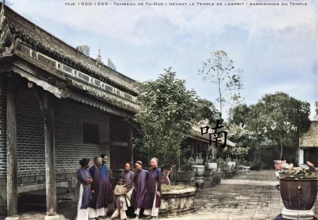 老宫女|百年前越南皇宫上色彩照：金銮殿锦衣卫把守，老宫女住荒芜宗庙