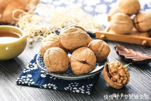 果肉|买核桃就要挑“母”的，果肉厚不发苦，学会这3个招，一挑一个准