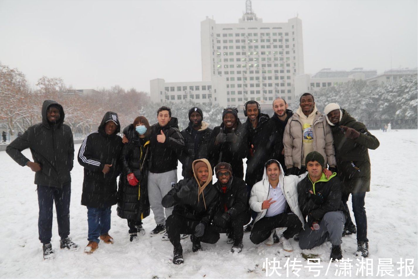 非洲|长沙非洲留学生第一次见到这么大的雪：感觉很冷也很兴奋