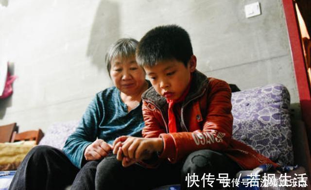 哥哥|送小20岁妹妹去幼儿园,哥哥出门前努力扮嫩生怕被当成她爸