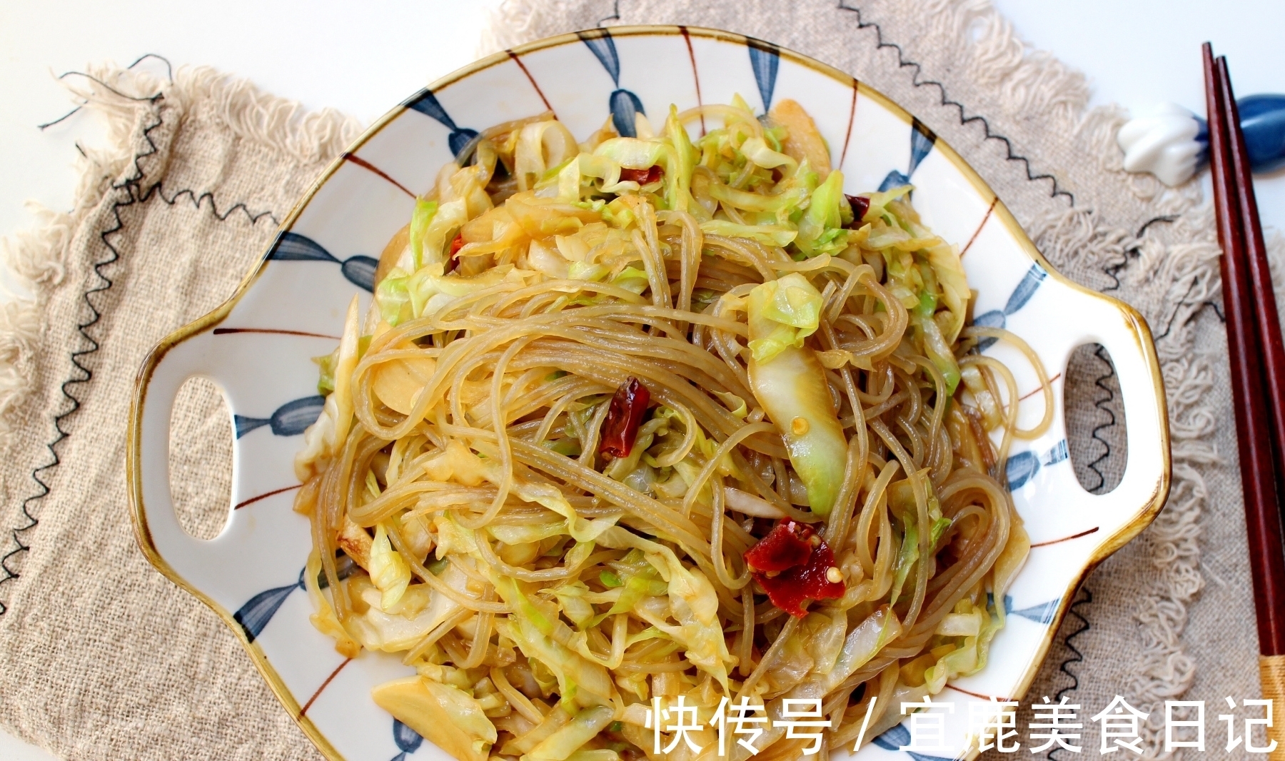 包菜炒粉丝|夏天，宁可不吃肉也要吃这菜，三两下炒一锅，不放肉却比肉香