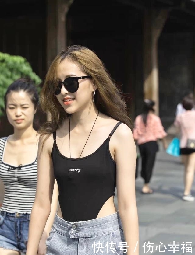 步行街|街拍:步行街遇到的美女,好身材加时尚的穿搭,每一笑都温暖人心