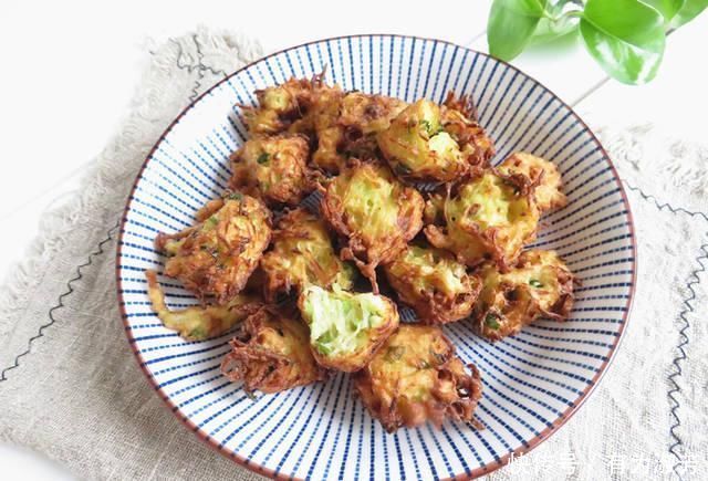 70岁的婆婆炸丸子,不光用萝卜还加它,炸好的丸子有独特的香味!