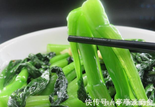 炒青菜,最忌洗了就下锅炒!做好3点,青菜鲜嫩翠绿,像饭店炒的