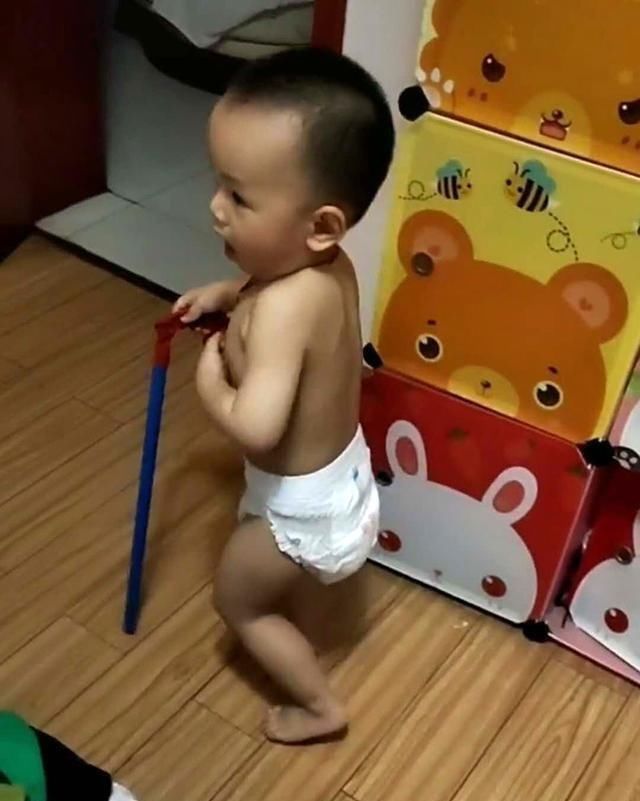 家长|幼儿园宝宝对老师“抛媚眼”,动作熟练,网友笑称:跟爸爸学的