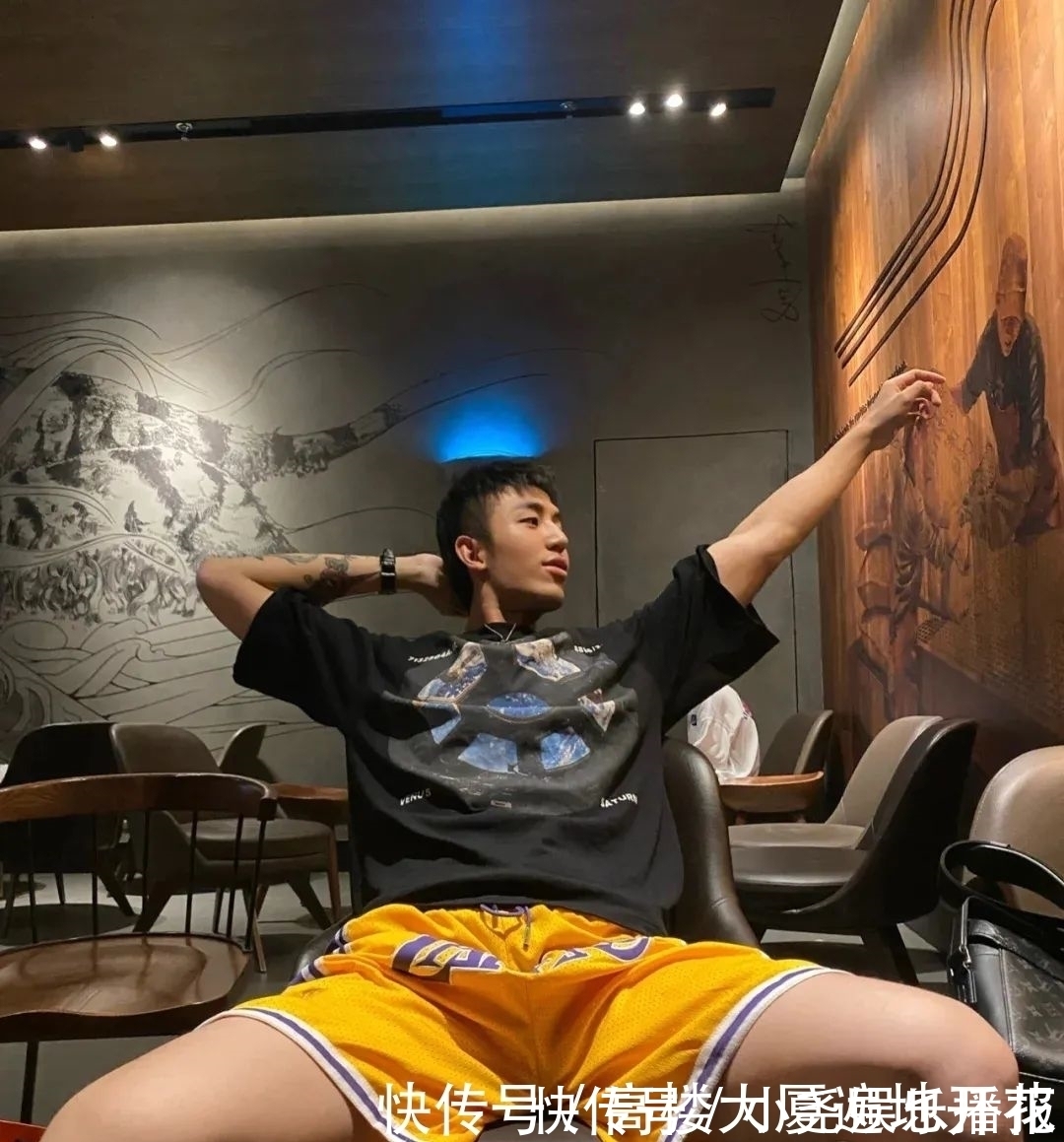 身材|方脸大长腿小哥晒自拍照,粗腿厚背太惹眼,附上胸肌训练计划