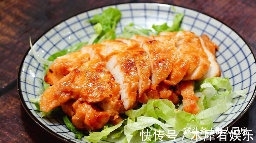 鸡胸肉直接水煮,吃起来肉质柴,教你香煎鸡胸肉的做法,嫩滑多汁