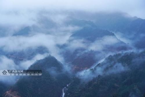 广西全州：天湖景区雨后云雾缭绕如仙境(组图)