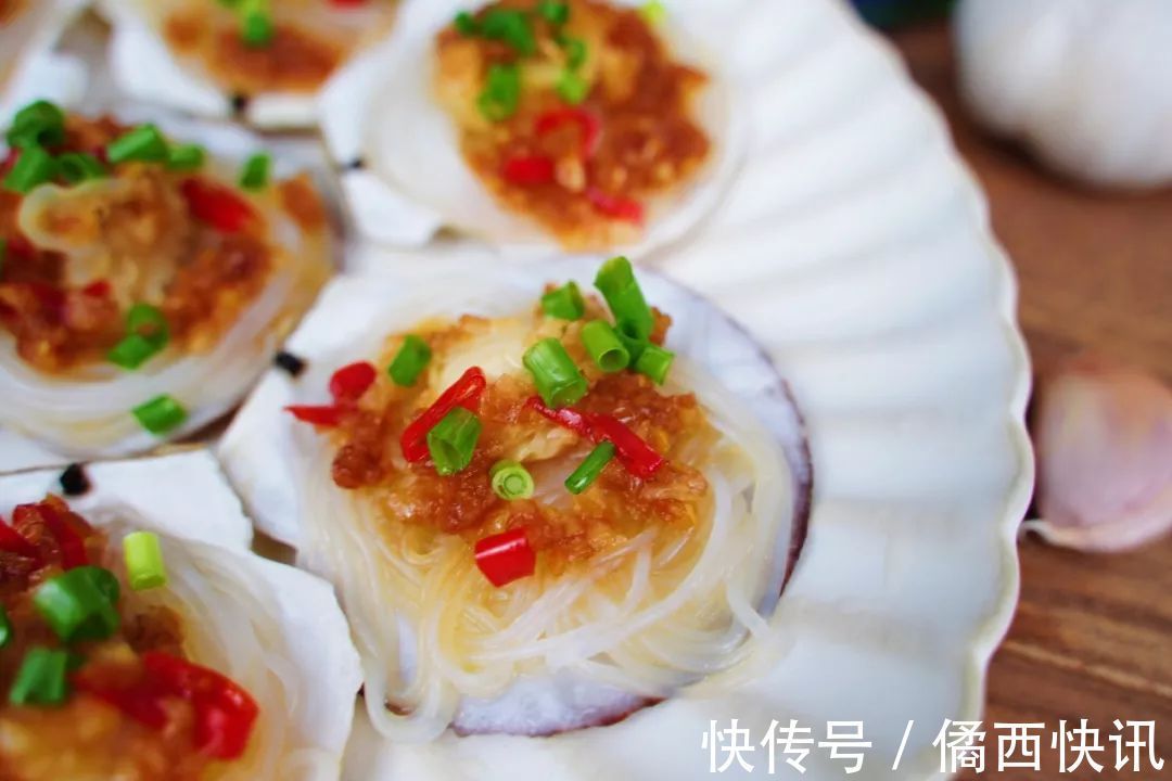 吃8个扇贝要配2头蒜，这样的蒜蓉粉丝蒸扇贝味最正！蒜香超浓郁！