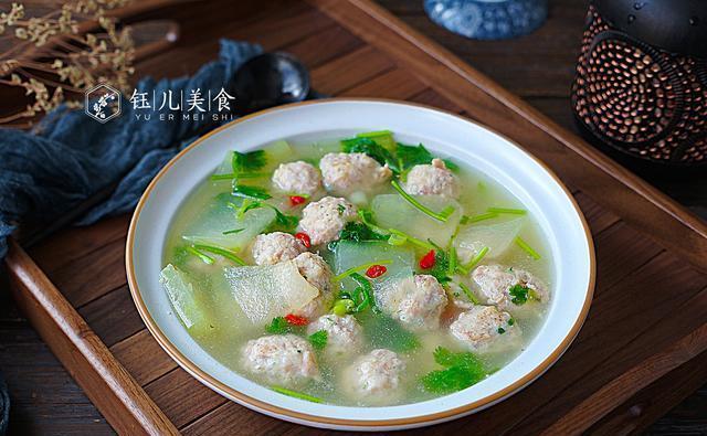 降温了,想暖和给家人多喝这汤,鲜美营养又暖胃,天气再冷也不怕