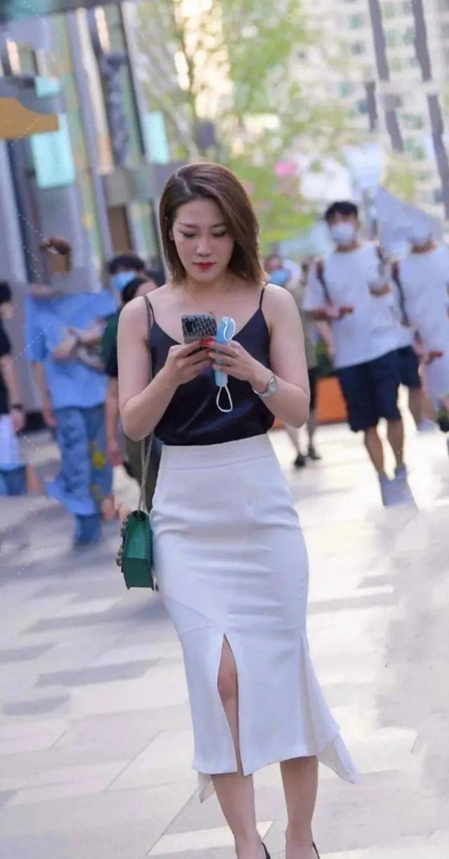 看似|精致女神出街必备,鱼尾裙看似混搭却设计感满满